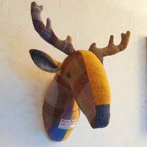 Hecho a pedido. Tapiz de pared con ciervo falso con tela Harris Tweed. Tú eliges los colores y yo haré un hermoso ciervo solo para ti. imagen 2