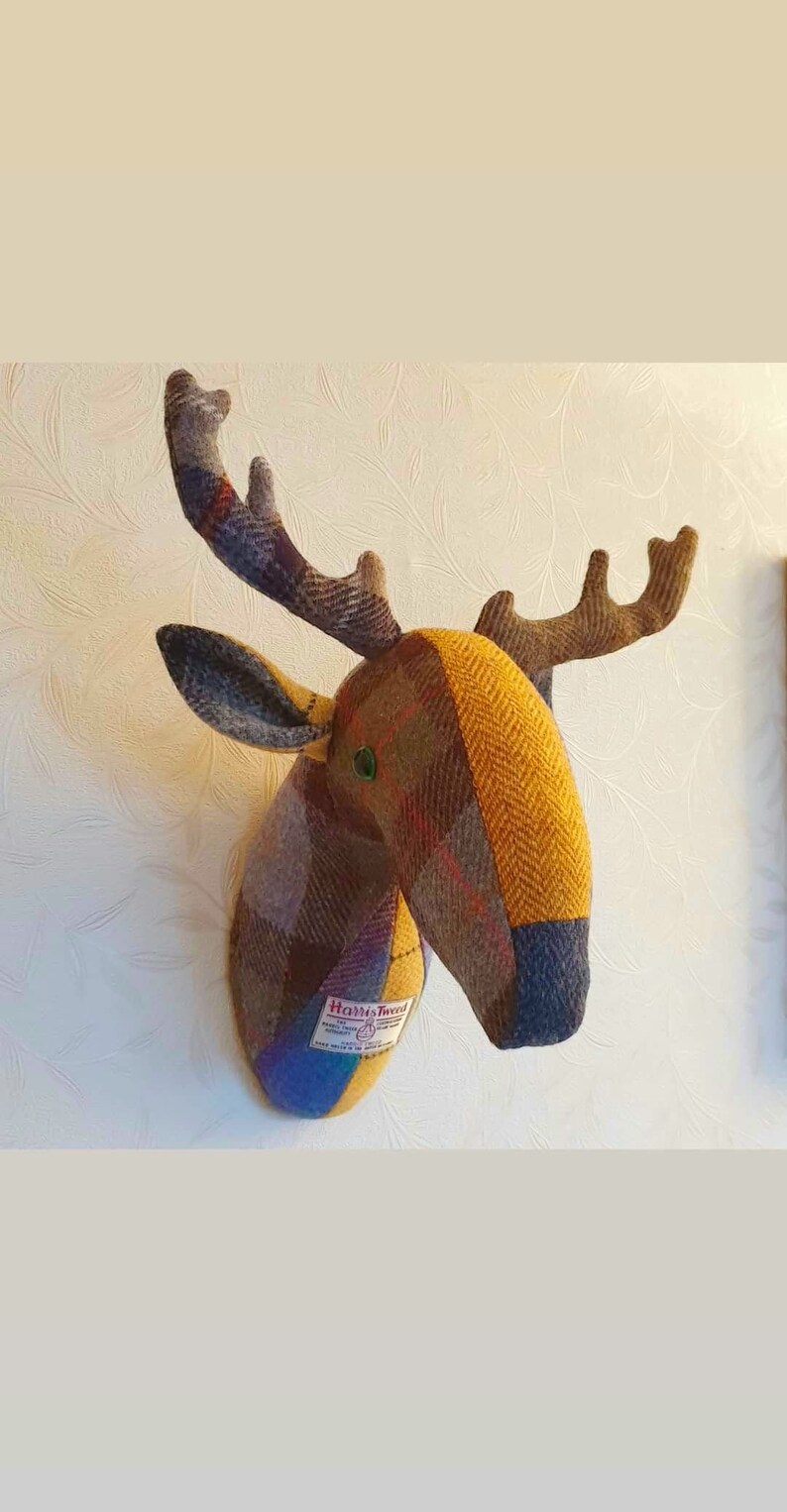Hecho a pedido. Tapiz de pared con ciervo falso con tela Harris Tweed. Tú eliges los colores y yo haré un hermoso ciervo solo para ti. imagen 2