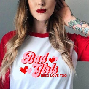 Böse Mädchen brauchen Liebe auch 70er Jahre Retro Valentinstag Amor Bachelorette Lustiges 3/4 Ärmel Raglan-Baseballshirt