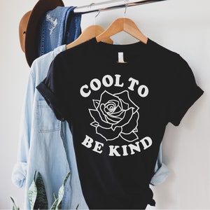 クール・トゥ・ビー・カインド・ローズ 半袖 ユニセックス Tシャツ