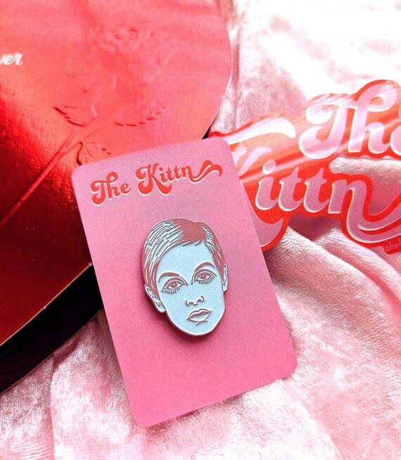 Twiggy 60s Warhol Muse It Girl Hard Enamel Pin