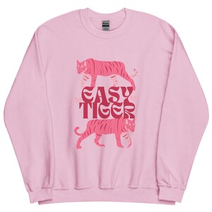 Easy Tiger Retro Sweatshirt: 70er Jahre Boho Meme Unisex Fit Light Pink