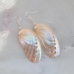 Pendientes colgantes de plata de 2,5" con concha de abulón blanca pulida y perlada natural auténtica, con diseño de concha marina en tonos arcoíris, estilo océano, playa, isla, sirena, verano.