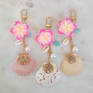 Echte natürliche Jakobsmuschel Muschel Plumeria Hawaii Hawaiian Blumen Küstenstrand Sommer Boho Taschenanhänger Geldbörse Schlüsselanhänger