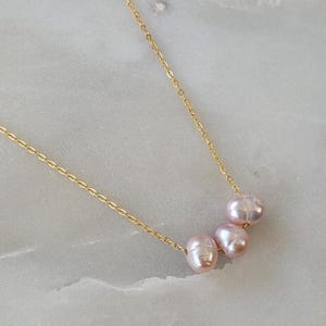 Äkta naturlig trippelrosa sötvattenspärla flytande pärlstav strandhav brudtärna bröllop Hawaii hawaiiansk kust elegant guldhalsband 18,5"