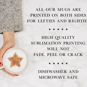 Op de afbeelding: Een witte keramische mok met een stervormig ontwerp dat aan beide zijden is bedrukt. De mok is gevuld met een cappuccino en wordt vastgehouden door een hand. De tekst op de afbeelding luidt "ALL OUR MUGS ARE PRINTED ON BOTH SIDES FOR LEFTIES AND RIGHTIES", "HIGH QUALITY SUBLIMATION PRINTING WILL NOT FADE, PEEL OR CRACK", en "DISHWASHER AND MICROWAVE SAFE".