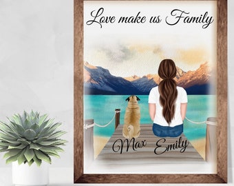 Może przedstawiać: Aquarela przedstawiająca kobietę i mopsa siedzących na drewnianym pomoście z widokiem na jezioro. Na górze obrazu widnieje napis "Love make us Family". Na pomoście widnieją imiona "Max" i "Emily".