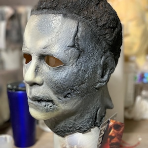 Trick Or Treat Studios Halloween Rob Zombie Michael Myers Cracked Mask |  Máscaras de película de terror, Blanco