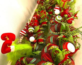 Guirnalda navideña de monstruos verdes: decoración navideña preiluminada en rojo y verde lima.