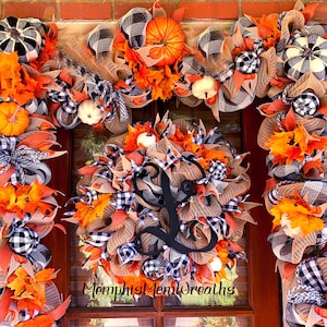 Puede incluir: Un conjunto de corona y guirnalda oto&ntilde;al para puerta con calabazas naranjas, cintas de cuadros negros y blancos y malla color canela. La corona circular incluye una letra L grande en cursiva negra en el centro. Texto MempisMomWreaths visible.
