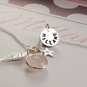 Puede incluir: Collar de plata con un colgante redondo que dice "MILLANE" en un c&iacute;rculo, un dije de piedra rosa, un dije de ala de plata y un dije de estrella de plata.