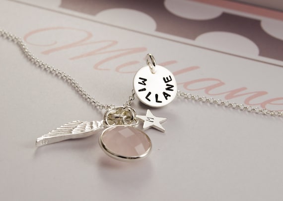 Namensschmuck mit Gravur Taufkette im Geschenkkarton persönlicher Schmuck mit Rosenquarz Engelsflügel Namens-Anhänger Taufschmuck