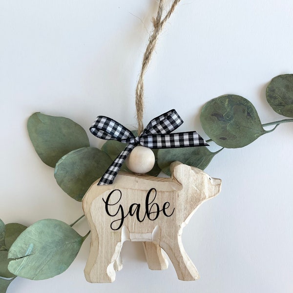 Adorno de oso, Oso bebé, Mamá Oso, Adorno de madera tallada grabado personalizado, Anuncio de nacimiento de guardería navideña Cinta a cuadros de búfalo