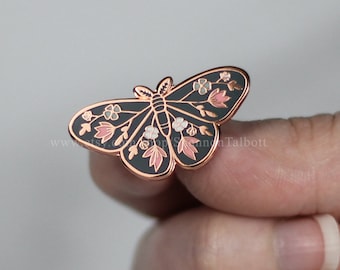 SPRZEDAŻ DRUGIEJ SZPILKI EMALIOWANEJ New Beginnings Moth - Slate