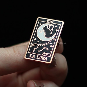 VENTA DE SEGUNDOS Pin de esmalte de La Luna, Pin de esmalte de la carta del tarot, Pin de la Luna, Pin de brujería, Pin gótico, Pin de adivinación, Regalo de cumpleaños, Regalo para menores de 15 años
