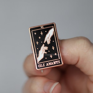 Pin de esmalte Gli Amanti, pin de esmalte de la carta del Tarot de los Enamorados, pin celestial, regalo de bruja, regalo para ella, regalo para hermana, regalo para novia menor de 15 años