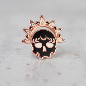 Memento Mori Enamel Pin, Skull Pin, Crown Pin, Tattoo Pin, Goth Pin, Witchcraft Pin, Witchy Gift, Renaissance Pin, Birthday Gift Under 15