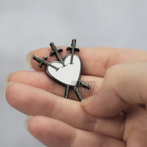 VENTA DE SEGUNDOS: Pin de esmalte Tres de Espadas, Pin de Corazón, Pin de Espada, Pin Medieval, Regalo para Él, Regalo para Hermana, Regalo para Novia Menor de 15