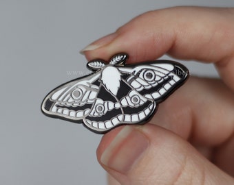 SECONDS SALE Kaiser Motte Emaille Pin, Schmetterling Pin, Insekt Bug Pin, Entomologie Pin, Goth Pin, Geschenk für Freunde, Mitarbeiter Geschenk, Geschenk unter 15