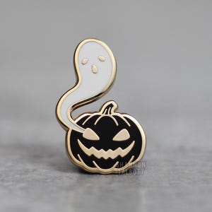 Pin de esmalte de fantasma y calabaza, pin espeluznante, pin de Halloween bonito, pin de bruja, pin gótico, regalo para ella, regalo para hermana, regalo para novia menor de 15 años