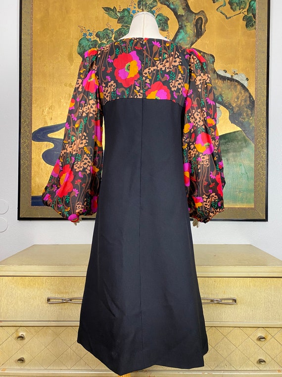 1970s Vintage Black Dress with Bold Floral Print … - image 9