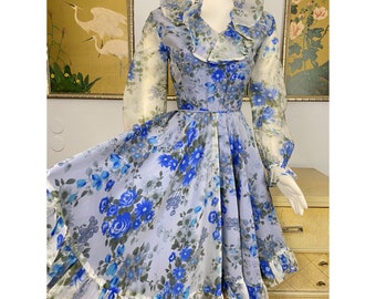 Jaren '70 Vintage Blue Floral Dress -- Gegolfde Details en Pure, Delicate Mouwen!