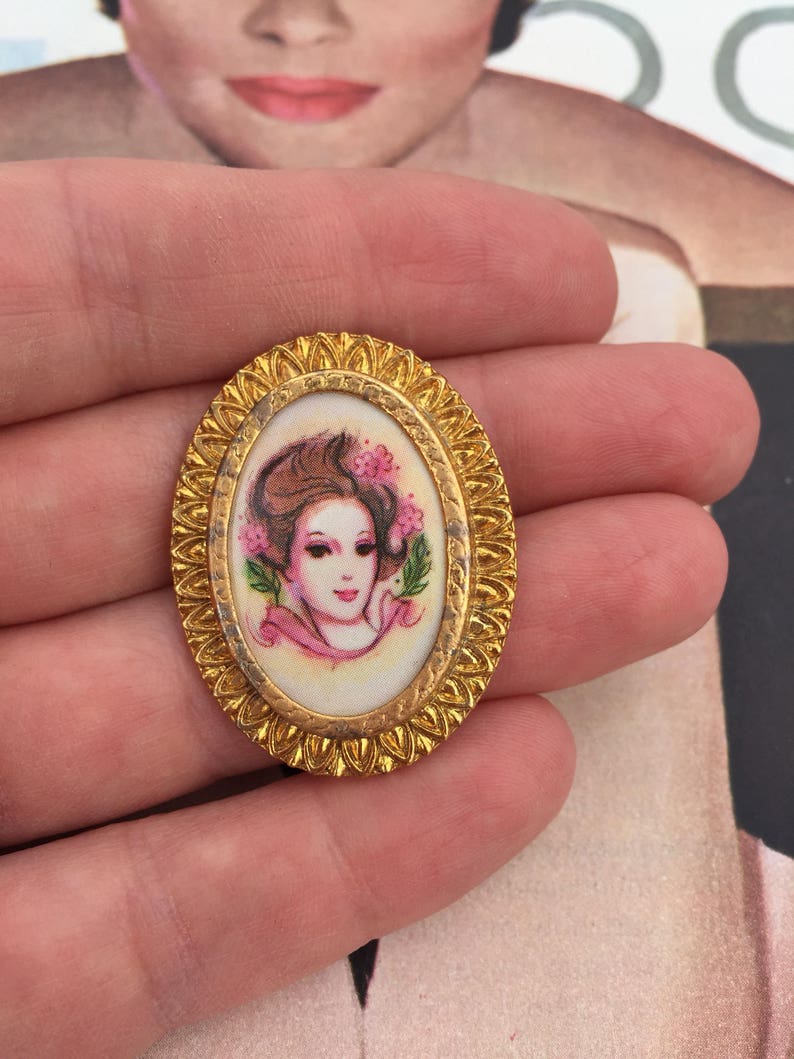 Vintage Cameo Brooch Beautiful Pink Lady in an Elaborate Gold Frame image 2