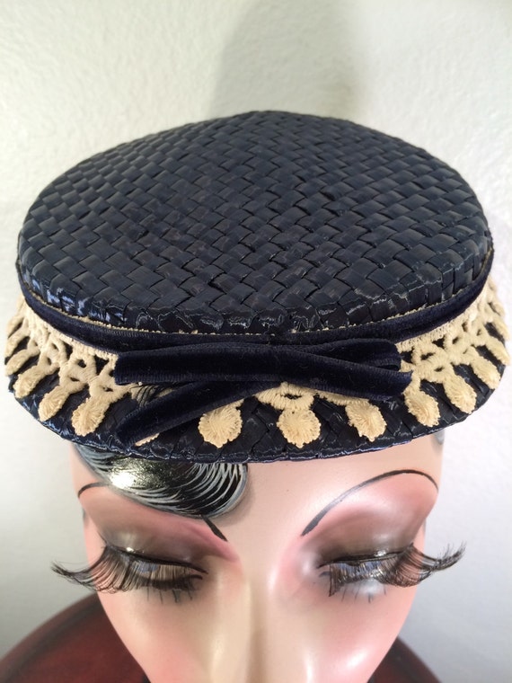 1950s Woven Hat -- Navy with Cream Trim and Darli… - image 4