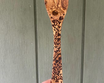 Cuchara artesanal de madera de olivo: Diseño floral pirograbado