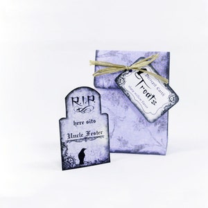 Puede incluir: Una bolsa de golosinas de Halloween de color morado y negro con una etiqueta en forma de l&aacute;pida que dice "R.I.P. here sits Uncle Fester". La bolsa tiene una etiqueta que dice "Decrepit Earth Treats, share marshmallow flavor".