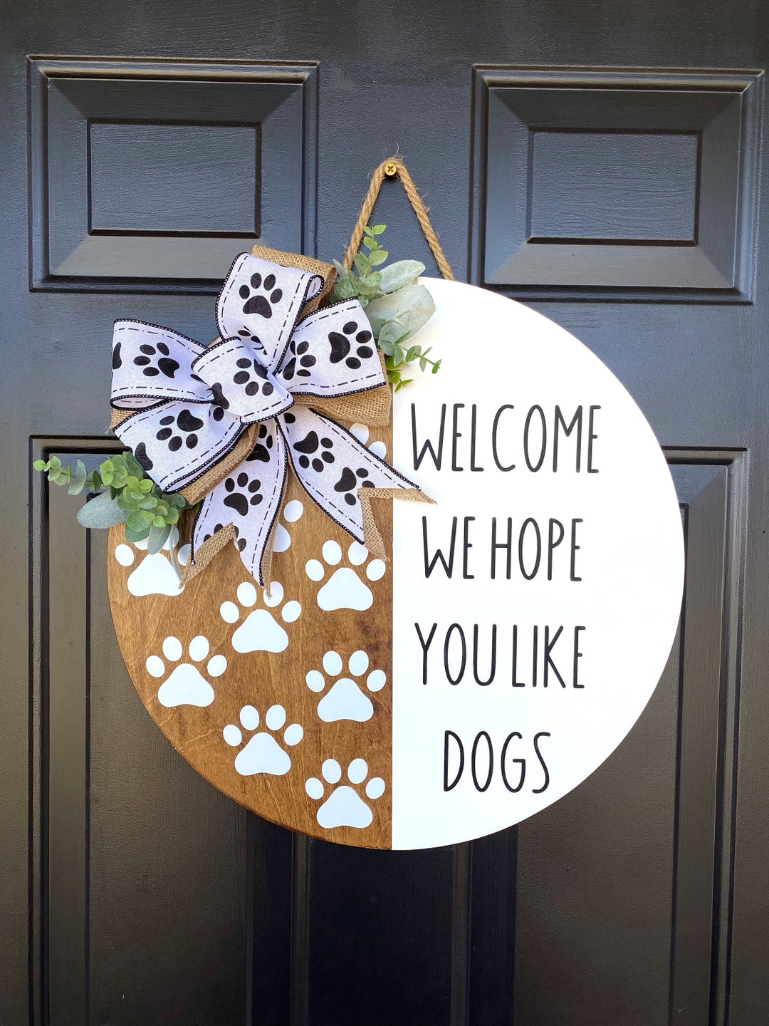 GRNSHTS Dog Welcome Sign We Hope You Like Dogs Wooden Door Hanger Decorations Rustic Front Door Wreath With Greenery Paw Prints Bow For Dog Lovers Housewarming G