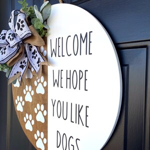 GRNSHTS Dog Welcome Sign We Hope You Like Dogs Wooden Door Hanger Decorations Rustic Front Door Wreath With Greenery Paw Prints Bow For Dog Lovers Housewarming G