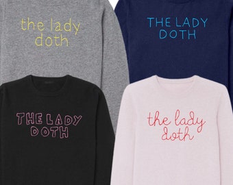 DAMES MAAT Op maat geborduurd kasjmier sweatshirt, geborduurd cursief, geborduurde kasjmier trui, The Lady Doth, Capsule Garderobe