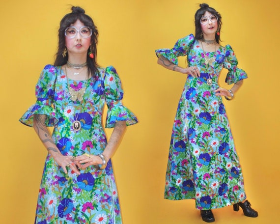 Vintage 1960s 60s Exaggerated Puffy Ball Bell Slee