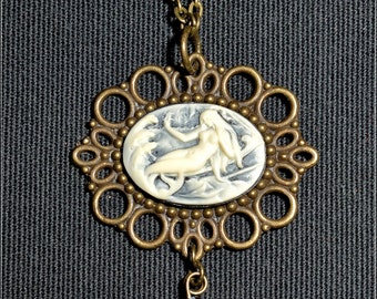 Zeemeermin amulet - ketting, medaillon, Tsjechisch glas, frame, cameo, wit, blauw, brons, filgran, handgemaakt, metaal