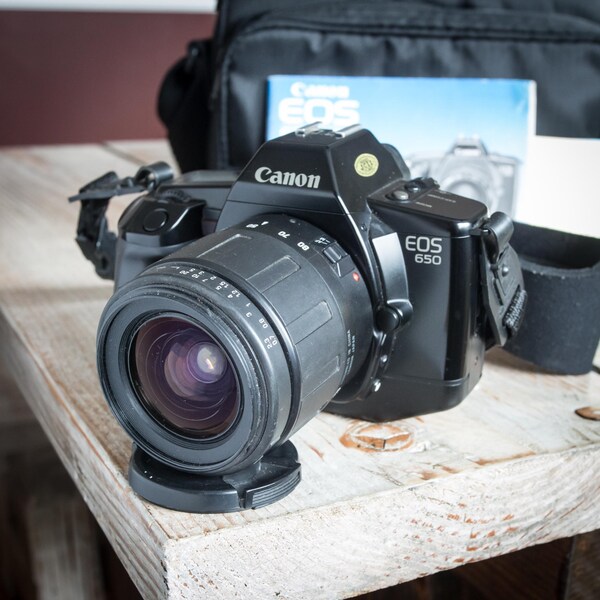 Werken van Vintage Canon EOS 650 35mm filmcamera met Zoom Lens