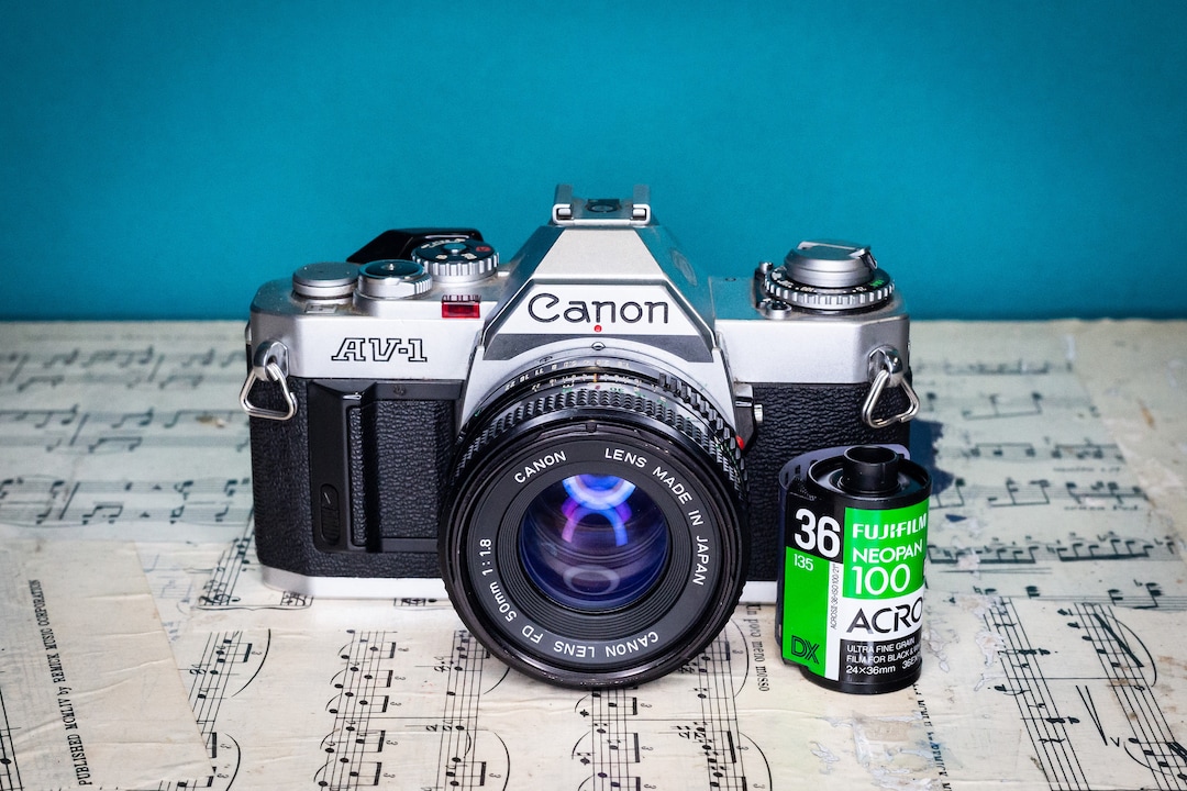 動作するヴィンテージ Canon AV-1 35 mm フィルム SLR カメラ (レンズ 動作するヴィンテージ Canon AV-1 35 mm フィルム SLR カメラ (レンズ