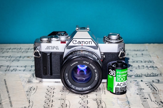 動作するヴィンテージ Canon AV-1 35 mm フィルム SLR カメラ (レンズ