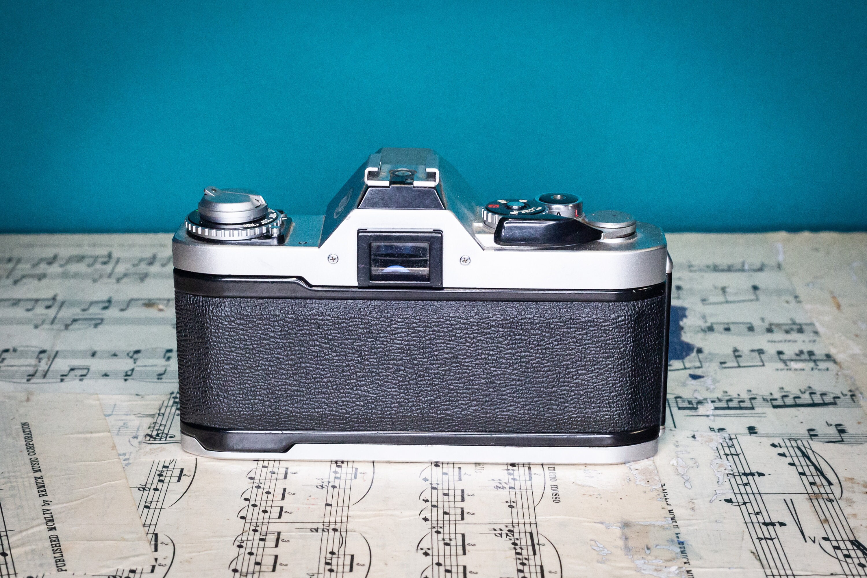 動作するヴィンテージ Canon AV-1 35 mm フィルム SLR カメラ (レンズ