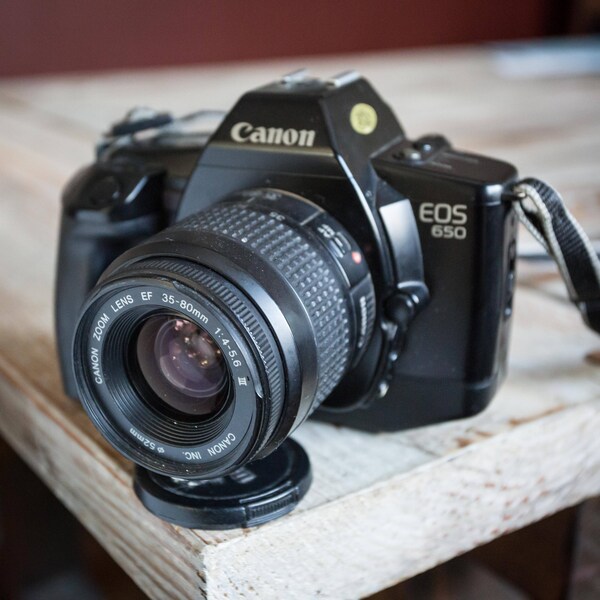 Werken van Vintage Canon EOS 650 35mm filmcamera met Zoom Lens