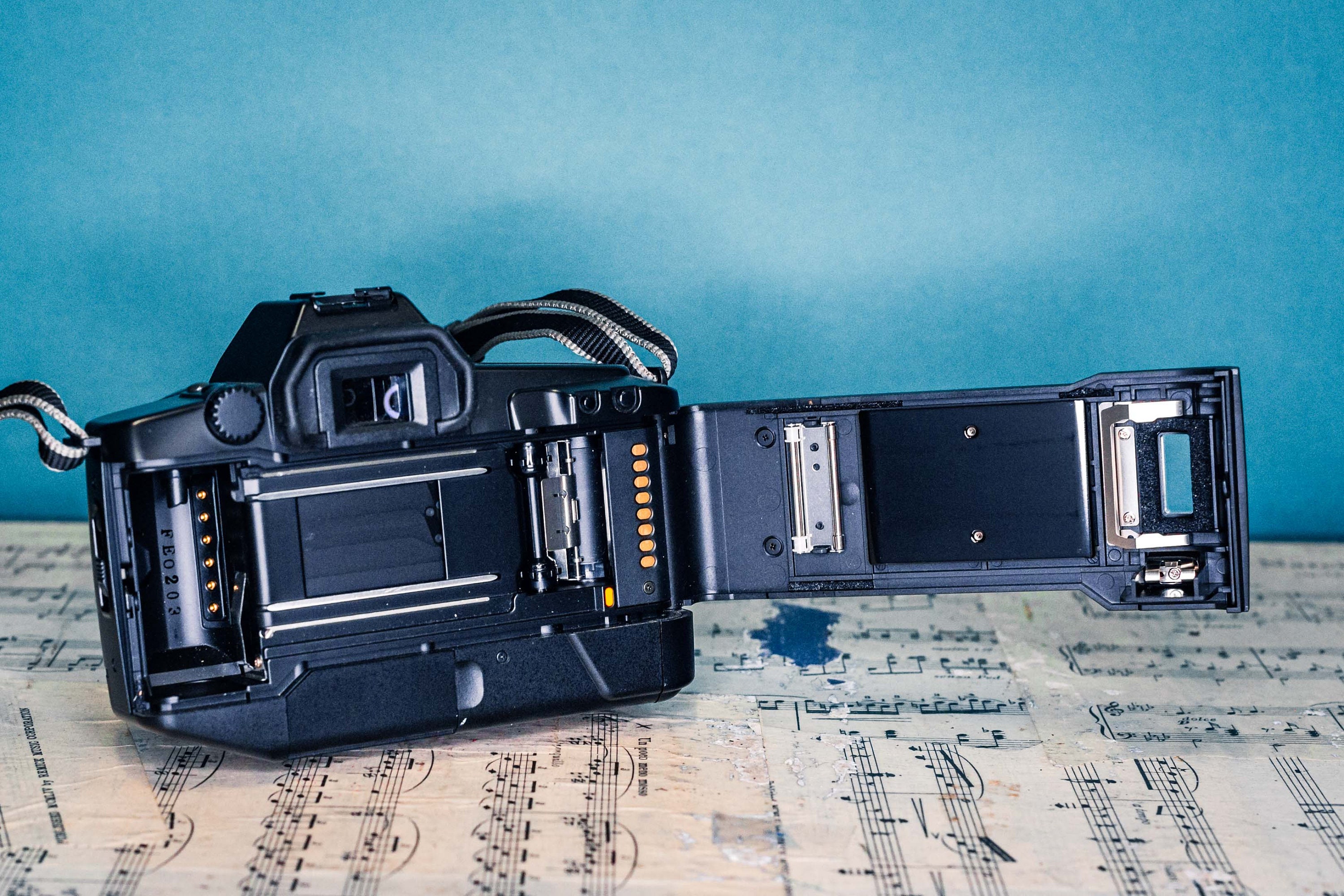 Working Canon EOS RT 35mm Film Camera Kit With Zoom Lenses