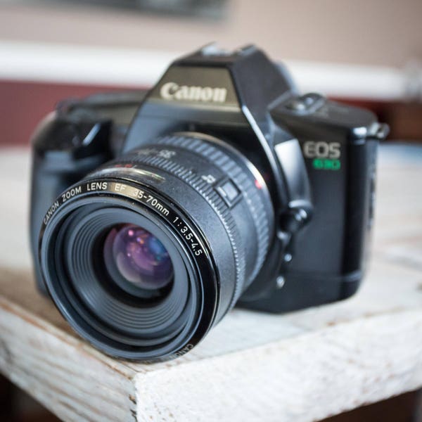 Werken van Vintage Canon EOS 630 35mm filmcamera met Zoom Lens
