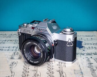 動作するヴィンテージ Canon AV-1 35 mm フィルム SLR カメラ (レンズ