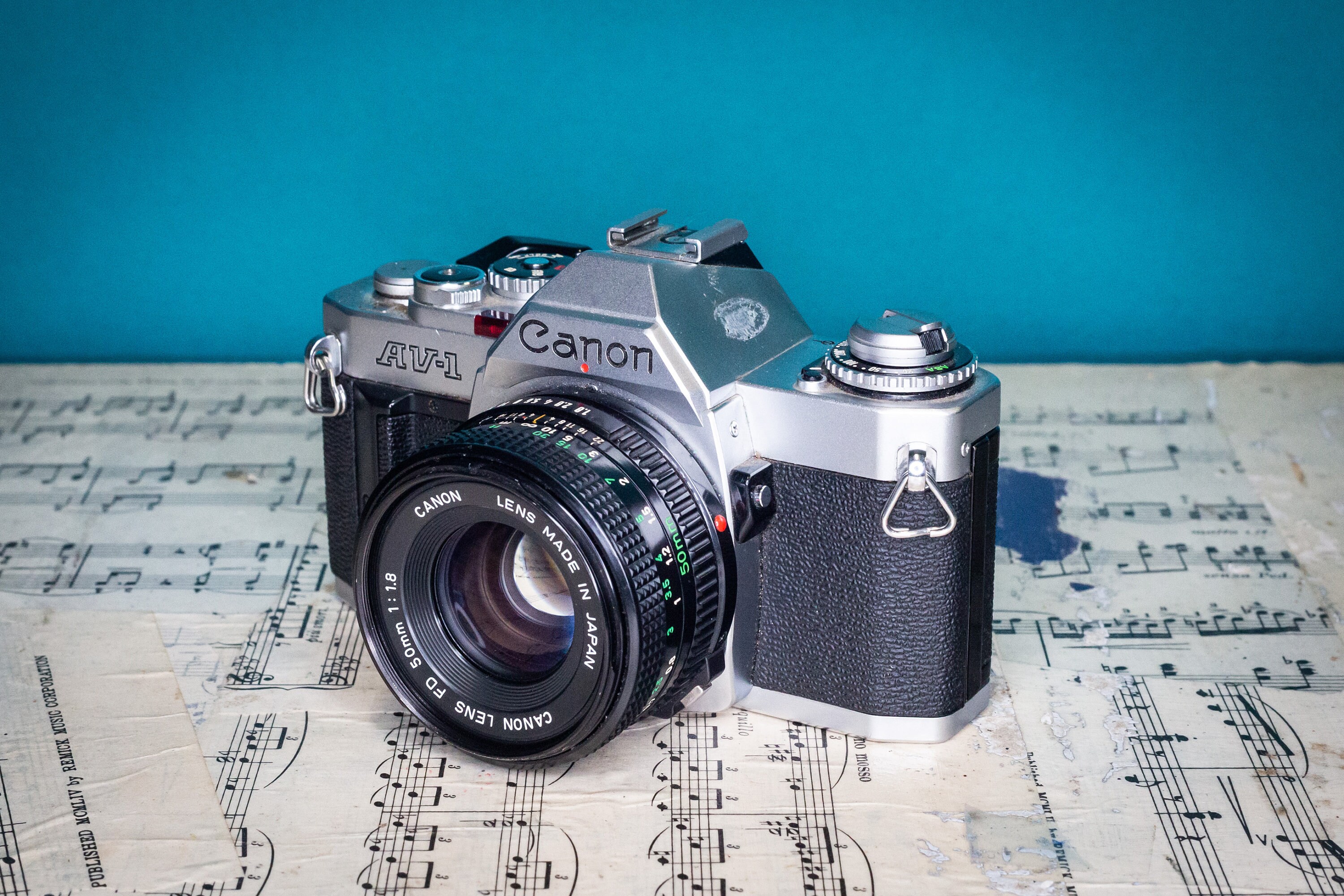 動作するヴィンテージ Canon AV-1 35 mm フィルム SLR カメラ (レンズ