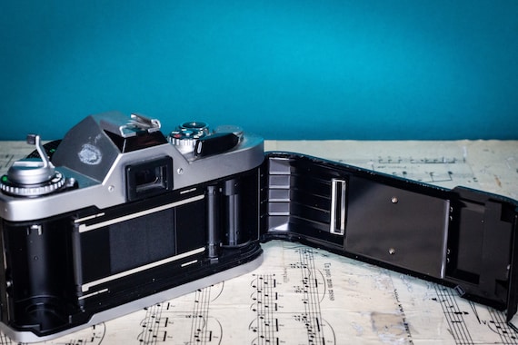 動作するヴィンテージ Canon AV-1 35 mm フィルム SLR カメラ (レンズ