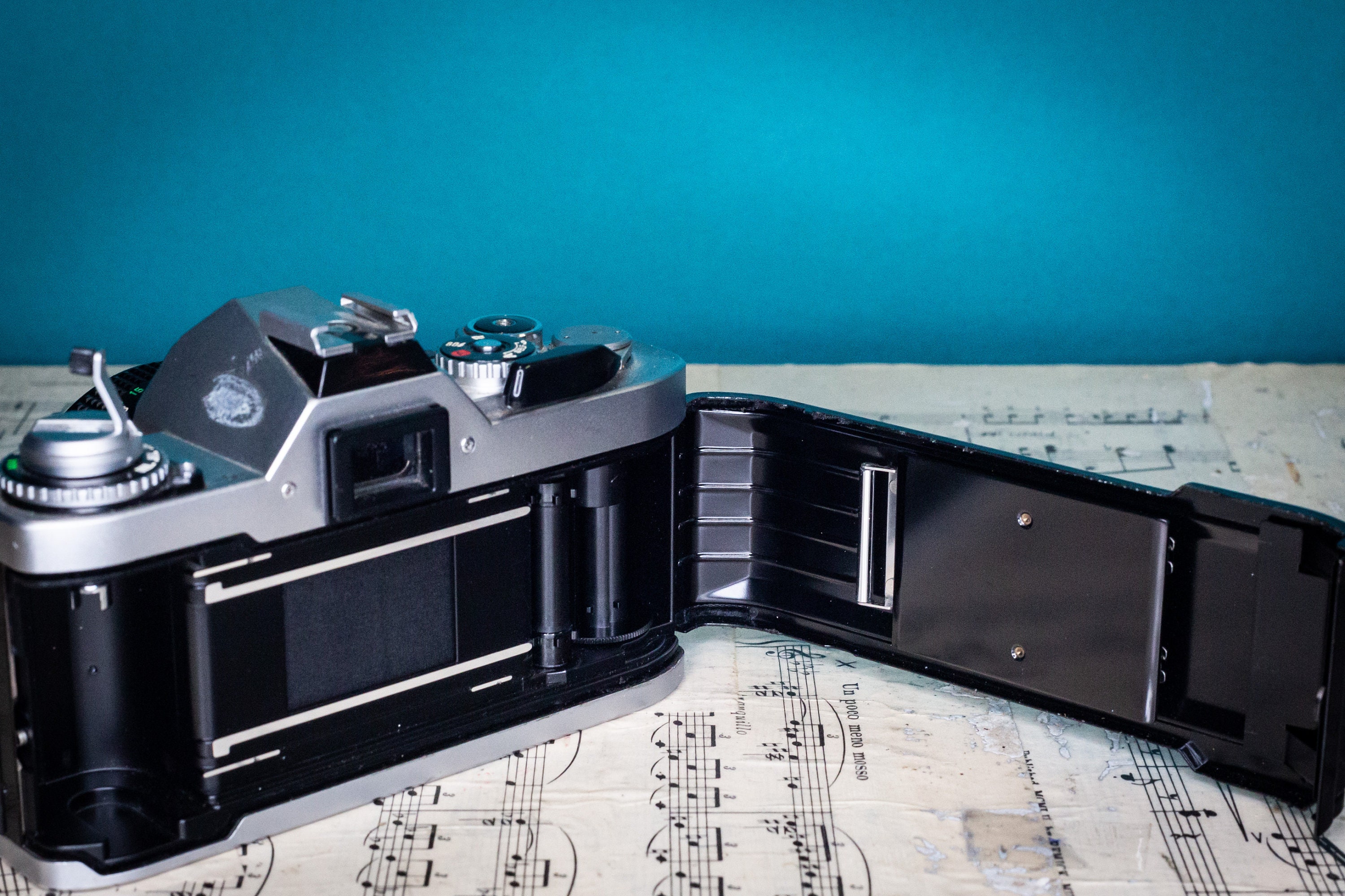 動作するヴィンテージ Canon AV-1 35 mm フィルム SLR カメラ (レンズ