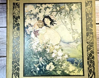Könnte beinhalten: Ein Vintage-Buchcover mit grünem Hintergrund und goldenen Lettern. Der Titel lautet "Other Rhymes for Little Readers" und die Autorin ist "Wilhelmina Seegmiller". Das Cover zeigt eine Illustration von zwei Mädchen in einem Garten mit Blumen.