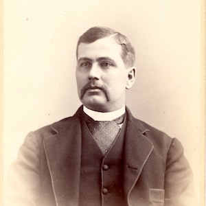 Joseph nimmt ein Foto für seine Frau / Jahrgang Kabinett Karte Foto / Seite & Santee Fotografen / Cortland New York
