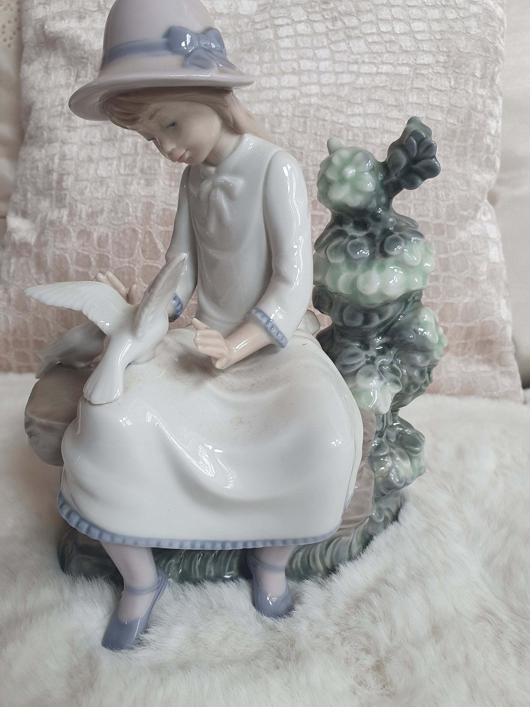 Lladro NAO Feeding Doves Girl Sitting on Bench Feeding Doves