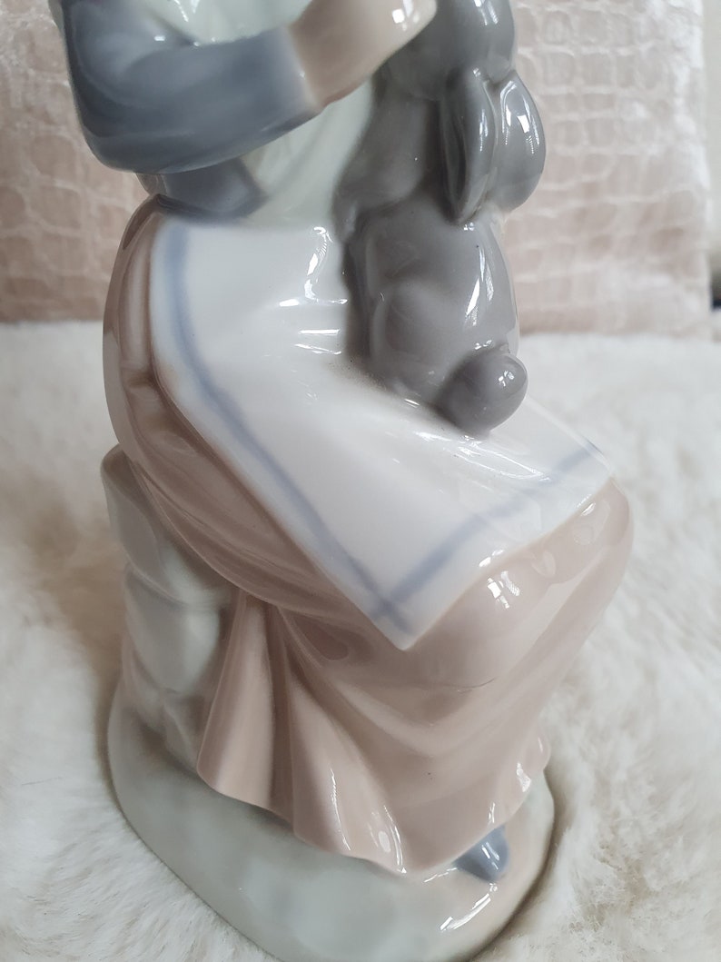 Vintage NAO Lladro Figurine Girl With Rabbit 522G Figurine Excellent
